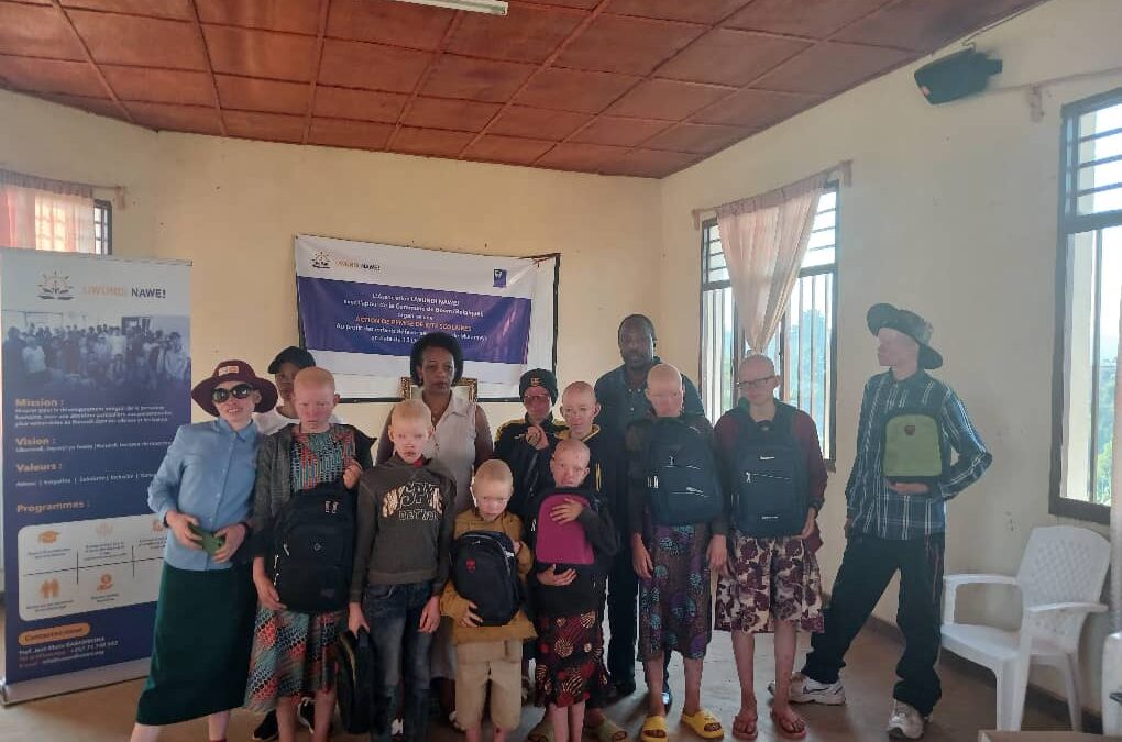 Distribution de kits scolaires aux enfants albinos de Muramvya