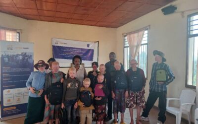 Distribution de kits scolaires aux enfants albinos de Muramvya