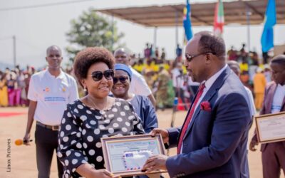 Le Représantant légal d’Uwundi Nawe entrain de recevoir un certificat de mérite pour ses efforts en faveur des batwa par la Coordonnatrice résidente des systèmes des nations unies au Burundi