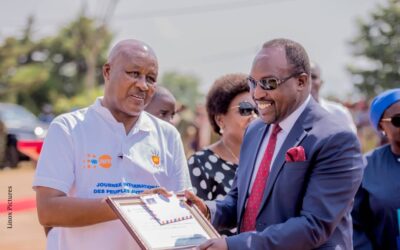 Le Représantant légal d’Uwundi Nawe entrain de recevoir un certificat de mérite pour ses efforts en faveur des batwa par le Vice Président de la République du Burundi.