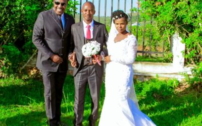 NAHIMANA Philibert, le premier étudiant parrainé par Uwundi Nawe . Photo avec le représentant légal lors de son mariage, actuellement cadre dans une banque