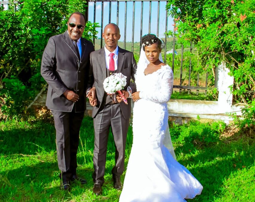 NAHIMANA Philibert, le premier étudiant parrainé par Uwundi Nawe . Photo avec le représentant légal lors de son mariage, actuellement cadre dans une banque