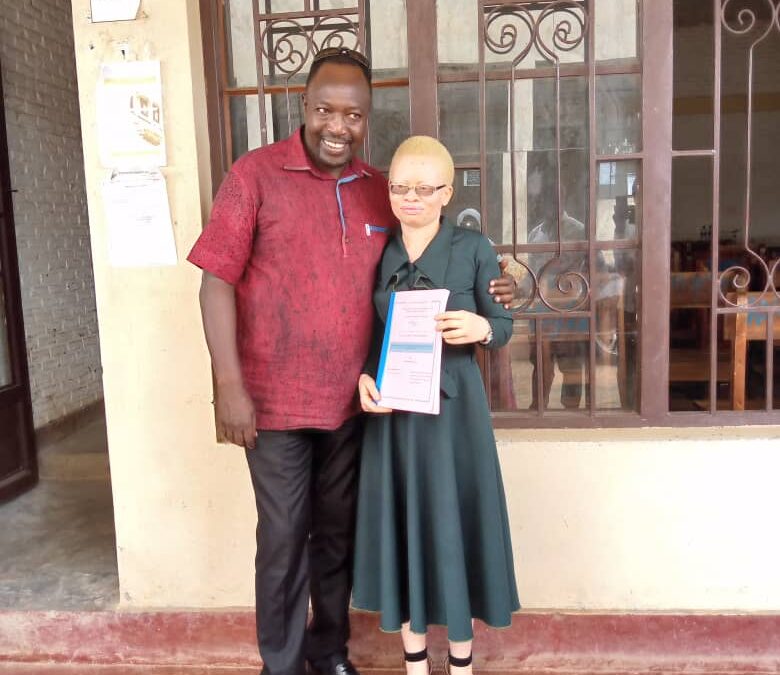 Voici Irène Nshimirimana, première lauréate albinos parrainée par Uwundi Nawe