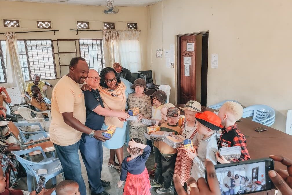 Distribution des kits scolaires aux 96 élèves atteints d’albinisme grâce au soutien de la commune de Boom (Belgique)
