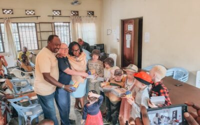 Distribution des kits scolaires aux 96 élèves atteints d’albinisme grâce au soutien de la commune de Boom (Belgique)